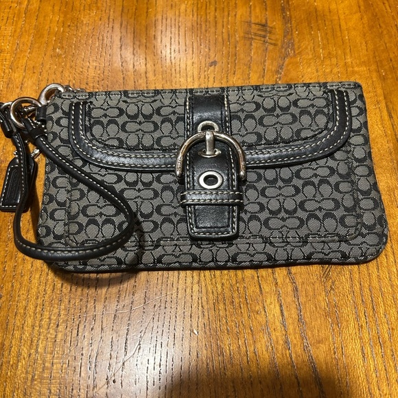 Coach Sig. SoHo Buckle Black and Gray Wristlet EUC! - Picture 1 of 9